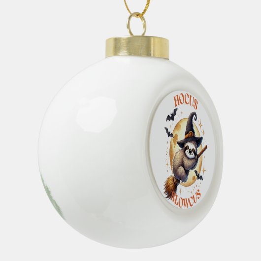 Hocus Slowcus Witch Sloth Keramische Bal Ornament (Links)