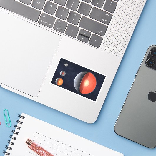 Hoe een rotsachtige planeet vormt. sticker (Laptop met iPhone)