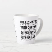 Hoe minder we zien met onze ogen - blindheid brail latte mok (Rechterhoek)