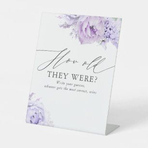 Hoe oud ze waren - Schrijf uw gissingen - Paarse Reclamebord Met Voetstuk