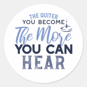 Hoe stiller je wordt, hoe meer je een citaat hoort ronde sticker