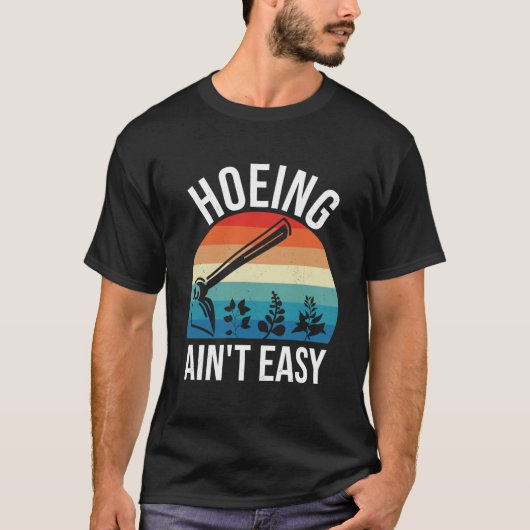 Hoeing Ain't Easy Funny Gardening Retro Sunset T-shirt (Voorkant)
