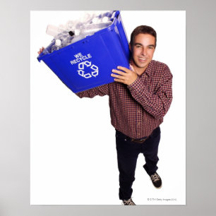 Hoekhoek van een man die glimlacht terwijl u een poster