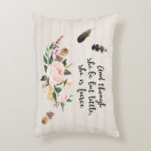 Hoewel ze maar klein is, is ze bruin accent kussen (Voorkant(Verticaal))