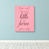 Hoewel ze maar klein is, is ze hevig, canvas afdruk (Insitu (Houten vloer))