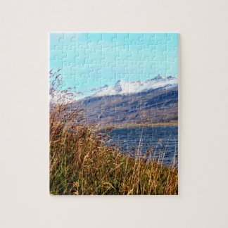 Hoge grassen en met sneeuw bedekte berg puzzel