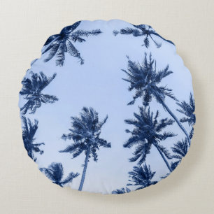 Hoge palmbomen, heldere blauwe lucht. rond kussen