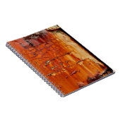 Hoge-resolutie foto van een afbrokkelend roestig m notitieboek (Rechterzijde)