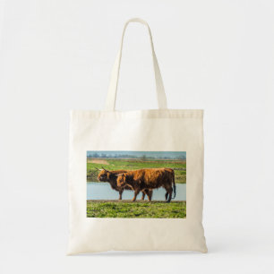 Hogevee grazen op schilderachtig Wicken Fen UK Tote Bag