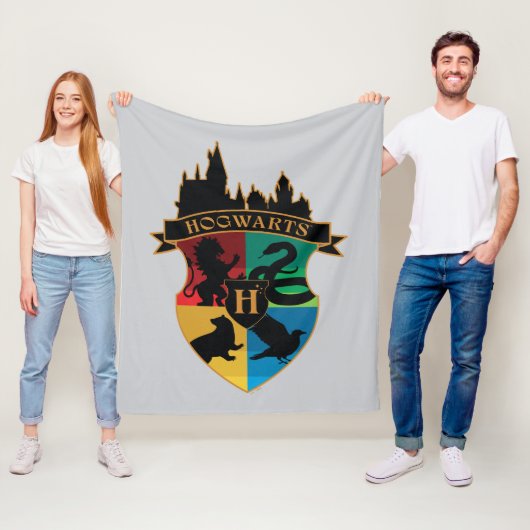 HOGWARTS™ Castle Crest House Pride Badge Fleece Deken (In situ)