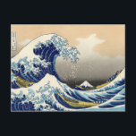 Hokusai La Grande Carte Postale<br><div class="desc">Hokusai La Grande Vague carte postale. Impression de blocs de bois japonais de 1830 à 1833. L’une des oeuvres d’art japonaises les plus célèbres au monde, La Grande Vague de Hokusai au large de Kanagawa, est la première entrée dans sa trente-six Vues du Mont Fuji. La montagne elle-même est visible...</div>
