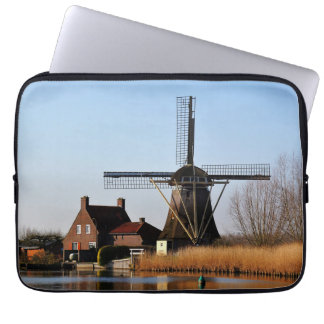 Hollandse Molen aan de waterkant. Laptop Sleeve