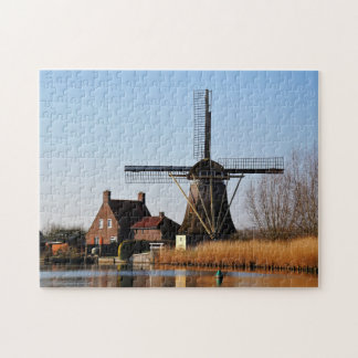 Hollandse Molen aan de waterkant. Legpuzzel
