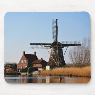 Hollandse Molen aan de waterkant. Muismat
