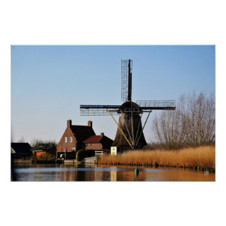 Hollandse Molen aan de waterkant. Perfect Poster