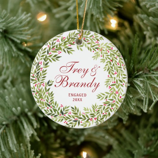 Holly Berries Wreath Personalized Verloving Keramisch Ornament (Boom)