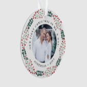 Holly Berry Wreath First Kerstbruiloft Foto Ornament (voorkant)