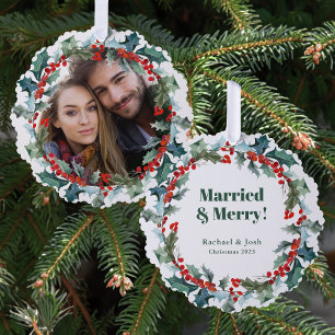 Holly en bessen krans getrouwd en vrolijk foto ornament kaart