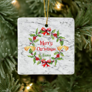 Holly Wreath en Bells on Marble Nana Keramisch Ornament