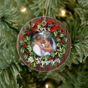 Holly Wreath First Kerstfeestpaar Wedding Foto Keramisch Ornament