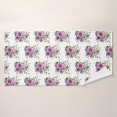 Hollyhocks et fleurs bleues avec bourdons (Serviette de bain)