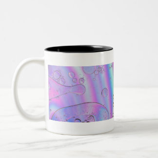 Holografische abstracte achtergrond in pastel neon tweekleurige koffiemok