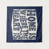 Home Is Waar Het Hart Is (Blauwe Achtergrond) Wandkleed (Voorkant (horizontaal))