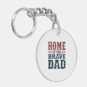 Home of the Brave Dad Keychain – Funny Pocket Gift (Voorkant Links)