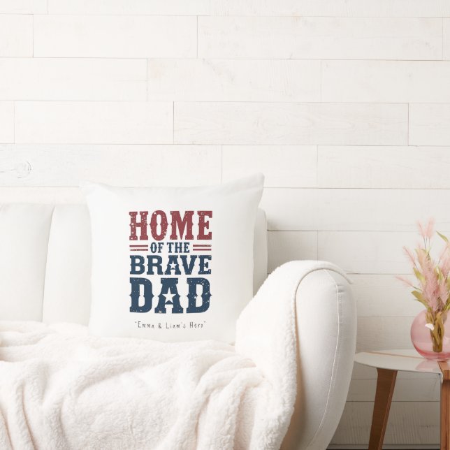 Home of the Brave Dad Pillow – Funny Couch Gift Kussen (Bank)