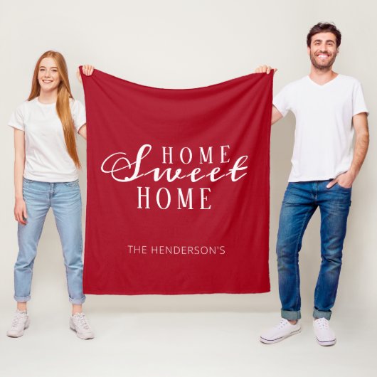 Home Sweet Home Red White Script Familienaam Fleece Deken (In situ)