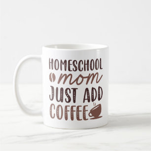 Homeschool mama voegt koffie toe koffiemok