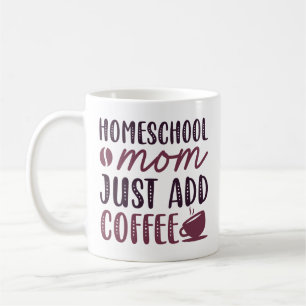 Homeschool mama voegt koffie toe koffiemok