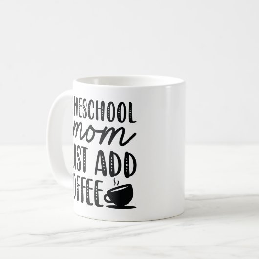 Homeschool mama voegt koffie toe koffiemok (Voorkant links)