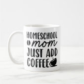 Homeschool mama voegt koffie toe koffiemok (Links)