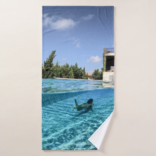 Homme en piscine le matin (Serviette de bain)