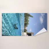 Homme en piscine le matin (Serviette de bain)