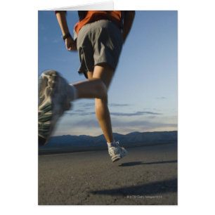 Homme en tenue de course sportive