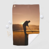 Homme jouant Golf au coucher du soleil Serviettes  (En situation)