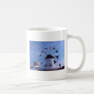 Homme par une tasse de moulin à vent de Mykonos