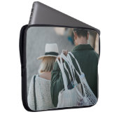 Homme portant des sacs blancs (Devant droit)