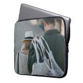 Homme portant des sacs blancs (devant gauche)