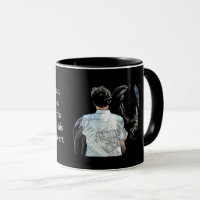 Homme tenant du cheval de la Mug de café foncé