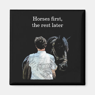 Homme tenant le cheval noir aimant