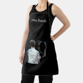 Homme tenant le cheval noir tablier (Insitu)