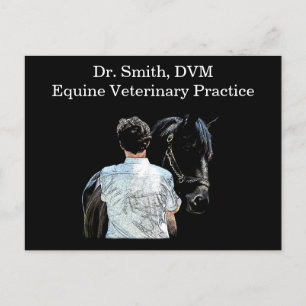 Homme tenant le cheval sombre carte postale