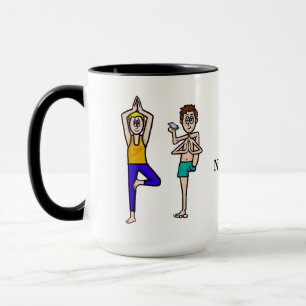 Hommes amusants dans les positions de Yoga Mug