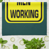 Hommes de danger travaillant la serviette de (Plié)