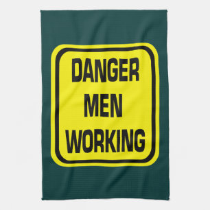 Hommes de danger travaillant la serviette de