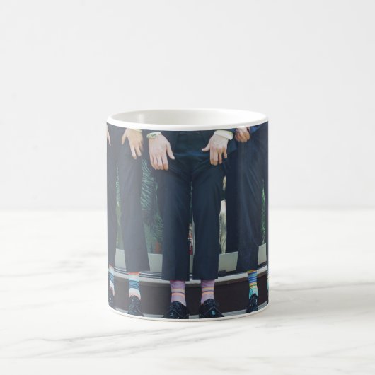 Hommes en costume avec chaussettes - Mug - HAMbyWh (Centre)