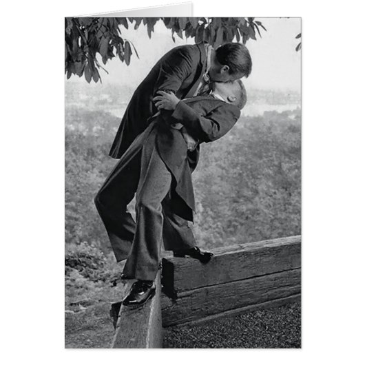 Hommes gays s'embrasser au bord de la route (Devant)